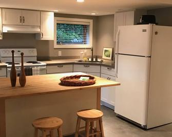Renovated, spacious and bright North Shore garden oasis/one bedroom suite - North Vancouver - Kitchen