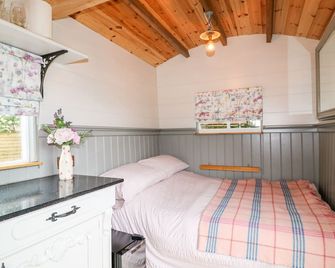 The Lazy Mare by The Water - Rugeley - Bedroom