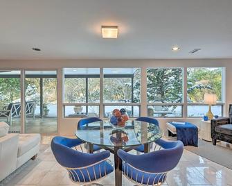 Edmonds Apartment with Private Wine Cellar! - Edmonds - Living room