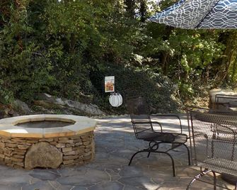 Charming house with a natural spring, fire pit, and river access - Townsend - Terasa