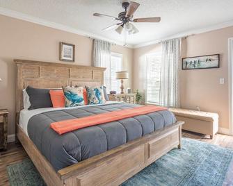 3BR | 2 Bath | Outdoor Kitchen & Hot Tub | 2 blocks from the beach - Vilano Beach - Bedroom