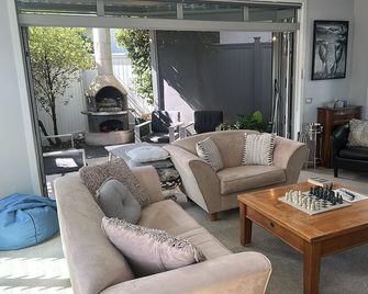 Stunning beach house - Kaiteriteri - Sala de estar