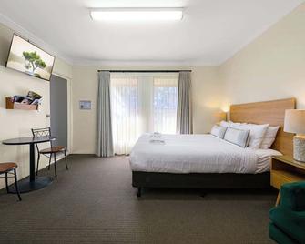 Melview Greens - Studio Apartment - Orange - Bedroom