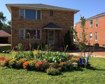 Great place for the solar eclipse - Middleburg Heights - Building