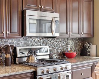Stunning 7,500sf Estate w/ Gym, Hot Tub & More! - Clarkston - Kitchen