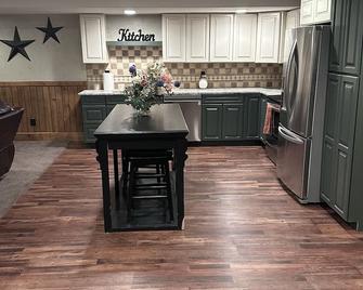 Quiet Country Home !! Close to Skiing resorts, shopping and more - Spanish Fork - Kitchen