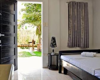 Aa Travellers Pad - Laoag - Bedroom