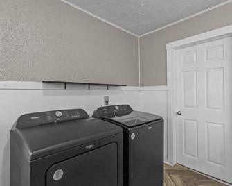 Charming, cozy 3 bed bungalow - Kokomo - Laundry facility
