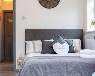 1-bed Apartment With Private hot Tub, Sauna & gym - Rainham - Soveværelse