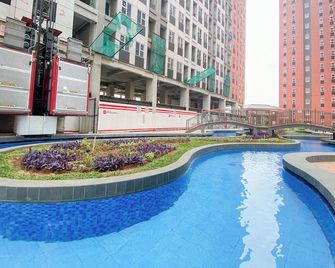 Good And Warm Studio Transpark Juanda Bekasi Timur Apartment - Bekasi - Pool