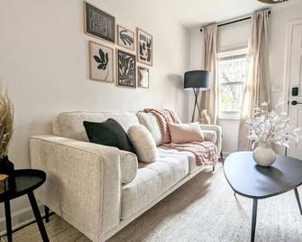 Stylish Retreat - 4 Min Downtown - Greenville - Wohnzimmer