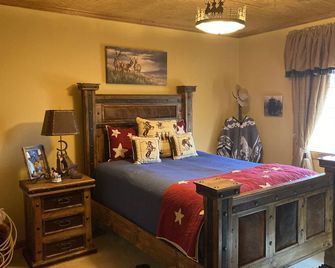 World Class Fishing, and Mountain Views in the beautiful Madison River Valley. - Ennis - Bedroom