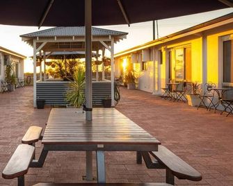 Apiwa Pelican Beach Front Apartments Kalbarri - Kalbarri - Патіо