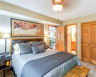 Waterfront Johnson Lake Getaway w/ Fire Pit! - Elwood