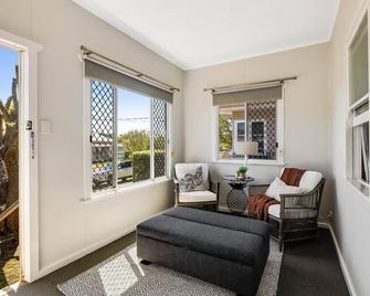 Cute & Cheerful! Close To Cbd & Gorgeous Parkland! - Toowoomba - Living room