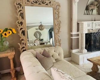 Beautiful Spanish style home- Garden. Fremont, California. - Fremont - Living room