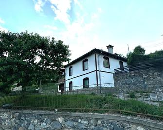 Beautiful 3-bedroom villa in Rudozem - Rudozem - Edificio
