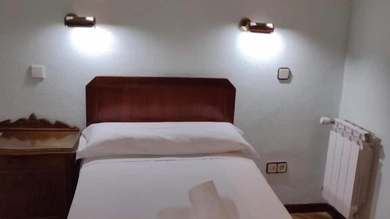 撒丁爾羅旅館