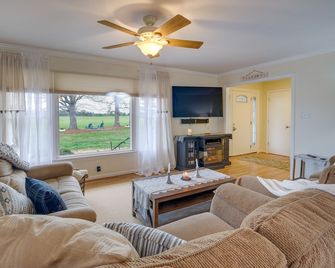Deck and Pasture Views! Bealeton Farmhouse Escape - Remington - Living room