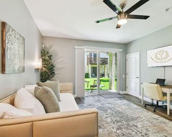 New 3BR w King Beds, Pool, Modern Elegance - Tampa - Living room