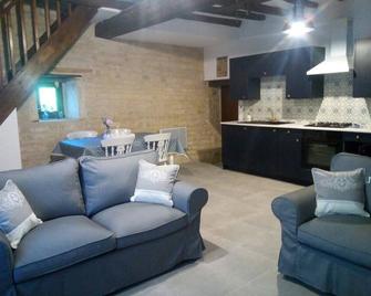Rustic 2 bed gite sleeps 4 near Chef Boutonne - Chef-Boutonne - Sala de estar