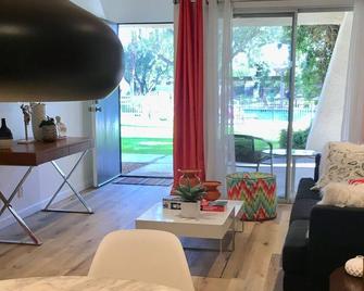 Casa Alegre In The Desert - Palm Springs - Living room