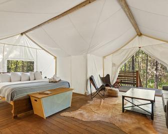 Under Canvas Glacier - Coram - Bedroom