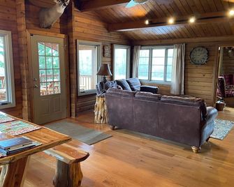 Southern Grace Cabin 5 Star Clean! Hot Tub! French Lick in Plan Spring Break Now - French Lick - Living room