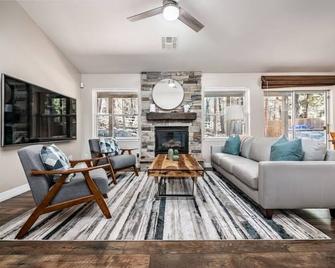 Escape to the forest at our Alpine Family Retreat( Small pet-friendly ) - Bellemont - Living room