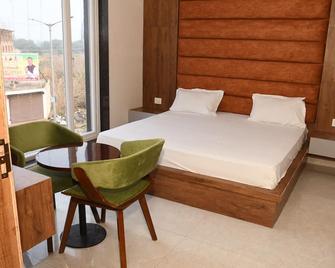 Super Townhouse Govardhan - Govardhan - Bedroom