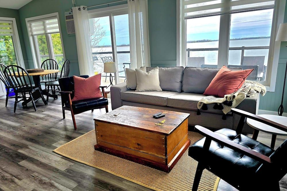 4 Season Boathouse on Hay Bay - Napanee - Living room