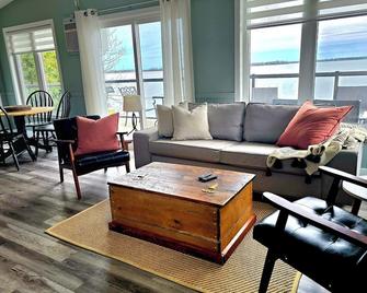 4 Season Boathouse on Hay Bay - Napanee - Living room