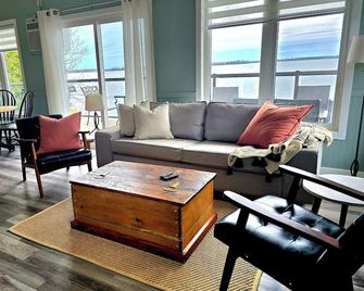 4 Season Boathouse on Hay Bay - Napanee - Living room