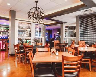Inviting Firepit Nights, Peaceful Days w/ Jacuzzi, Books & Garden Spaces - Zion - Restaurant