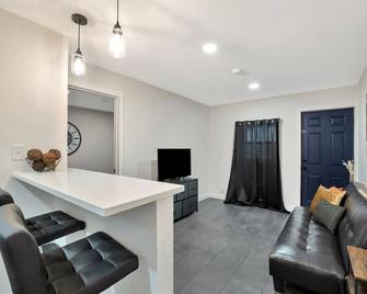 Walk to Stadium, Free Parking - Tampa - Sala de estar