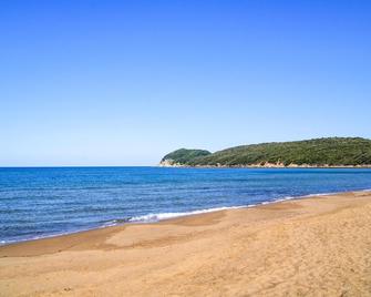 Beautiful Apartment In Follonica - Follonica - Spiaggia