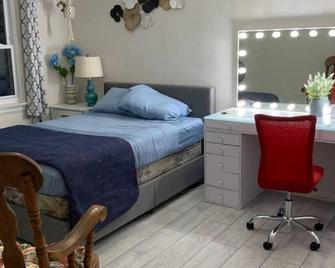 Cheerful 2 Bed Rooms Apartment In Heart Of Queens - Queens - Bedroom