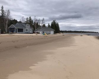 Shoreline Oasis- Your Spring Escape with Sandy Shores and Lakeside Views - Manistique - Praia