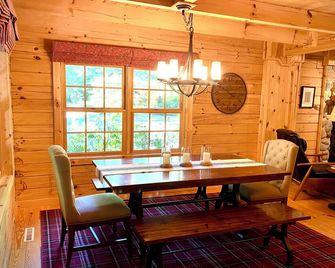 Log Cabin Luxury on Beautiful Goshorn Lake & Minutes from Downtown Saugatuck - Saugatuck - Dining room