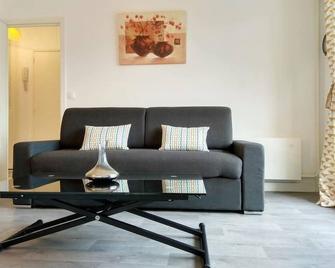 Budget apart with balcony - Saint-Denis - Living room