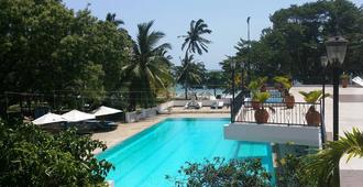 尼亞利國際海灘 Spa 酒店 - 蒙巴薩 - 蒙巴薩 - 游泳池