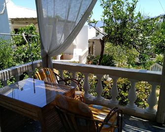 Relaxing Studio With Veranda 'n Garden - Ammoudara - Balcón