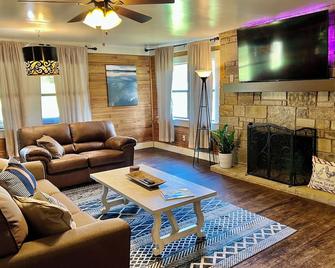 Farmhouse Retreat at Bakers Creek: Pet-Friendly, Private, Convenient Location - Russellville - Living room