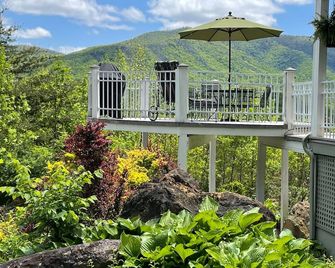 Secluded Retreat- Endless Mtn Views, Rushing Stream, Waterfalls- Sleeps up to 18 - Moorefield - Balcón
