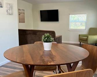 Charming 3-bedroom house with AC, WiFi near Lackland or downtown San Antonio - San Antonio - Comedor