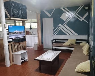 Tribu Cabin - Malaybalay - Sala de estar