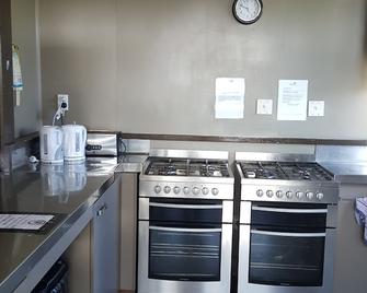 High Country Motel and Backpackers - Twizel - Kitchen