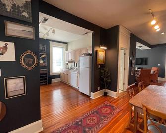 Historic Downtown 2 Br/2ba Executive Suite - Roanoke - Dining room