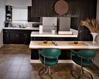 Quiet 1 Bedroom Townhouse with Parking and Fast WiFi, Gated in Downtown - Bakersfield - Cuisine
