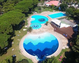 Belvilla By OYO Baia Domizia Villaggio Camping E4 - Baia Domizia - Piscina
